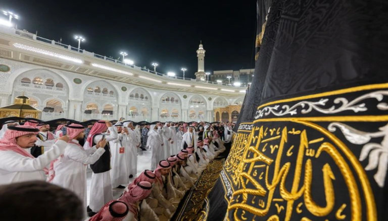 مع بداية العام الهجري 1448.. لحظات مهيبة من استبدال كسوة الكعبة ومصير الثوب القديم (فيديو) - صورة 2