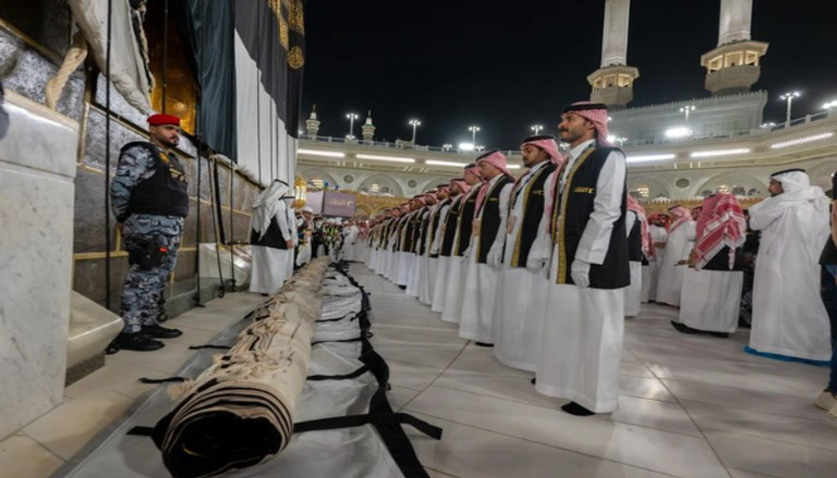 مع بداية العام الهجري 1448.. لحظات مهيبة من استبدال كسوة الكعبة ومصير الثوب القديم (فيديو) - صورة 3