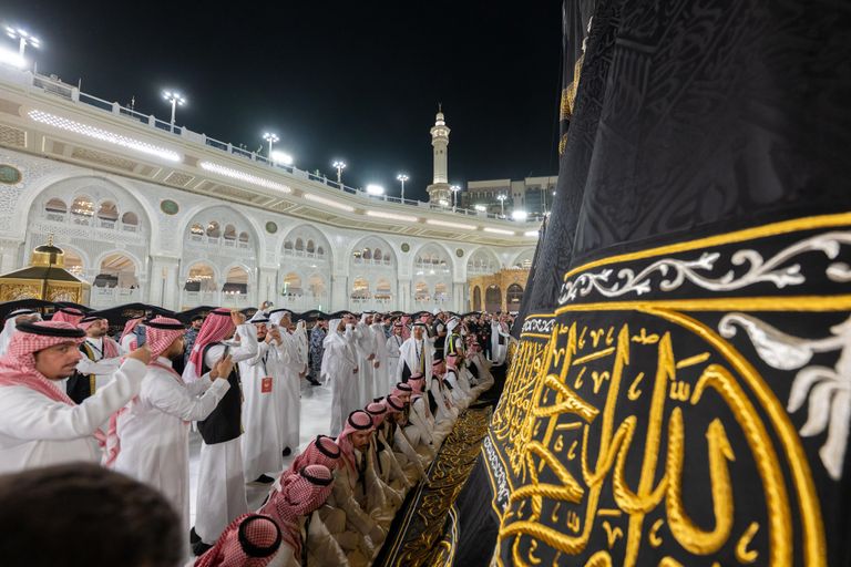 الكعبة المشرفة تتزين بثوبها الجديد مع بداية العام الهجري 1448هـ - صورة 1