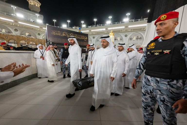 الكعبة المشرفة تتزين بثوبها الجديد مع بداية العام الهجري 1448هـ - صورة 3