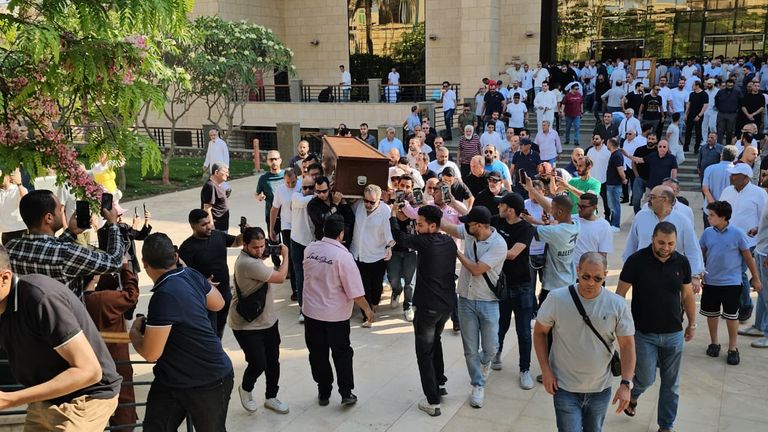 سر ارتداء &laquo;الأبيض&raquo; في جنازة محمد مرزبان - صورة 4