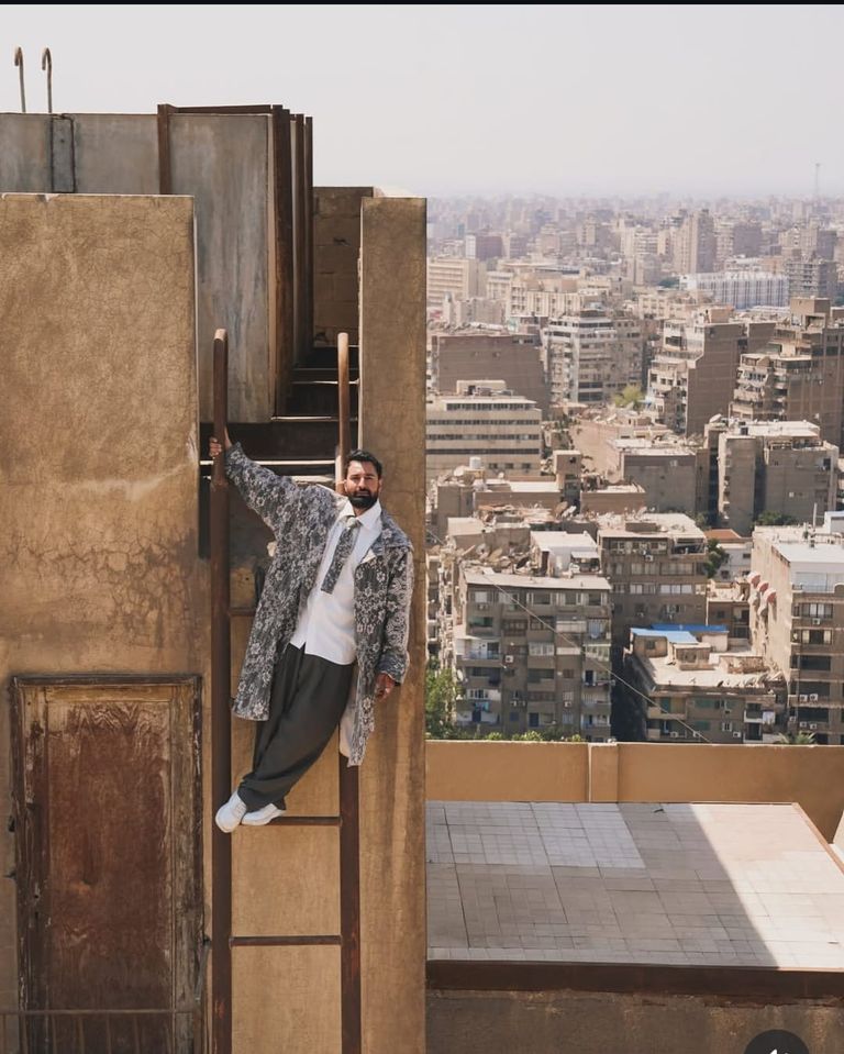 بين النيل وأسطح القاهرة.. أحمد حاتم بإطلالة تخطف الأنظار - صورة 2