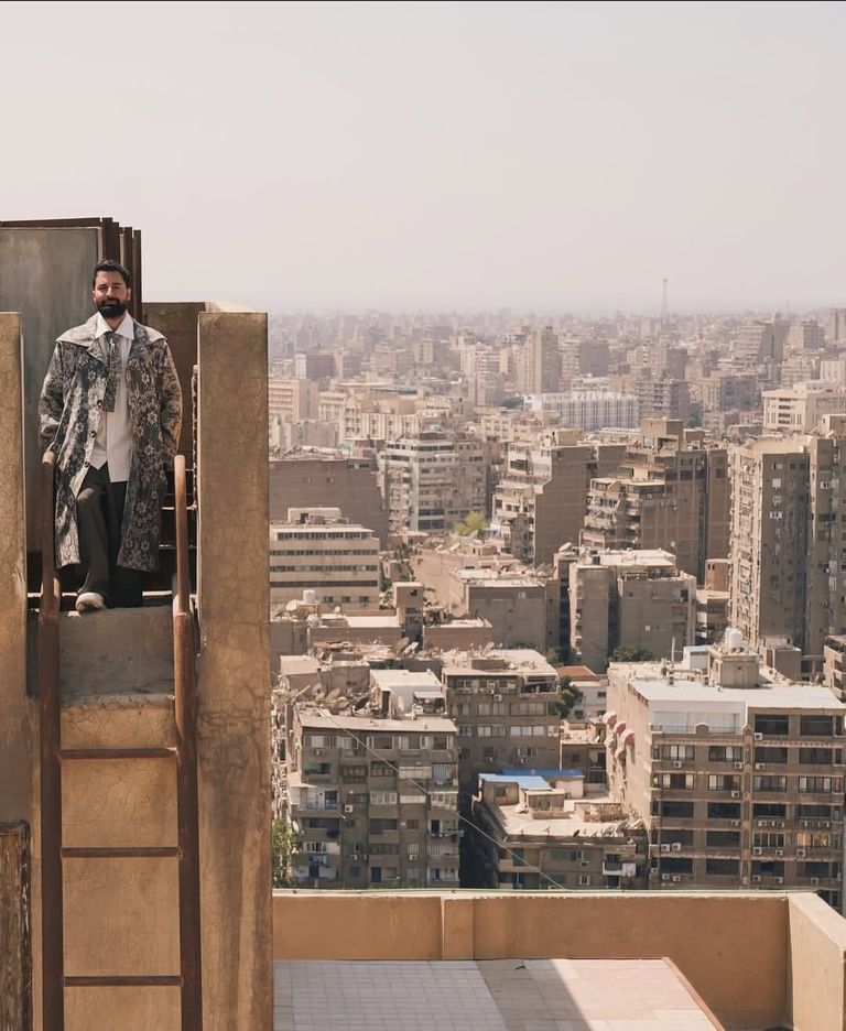بين النيل وأسطح القاهرة.. أحمد حاتم بإطلالة تخطف الأنظار - صورة 3