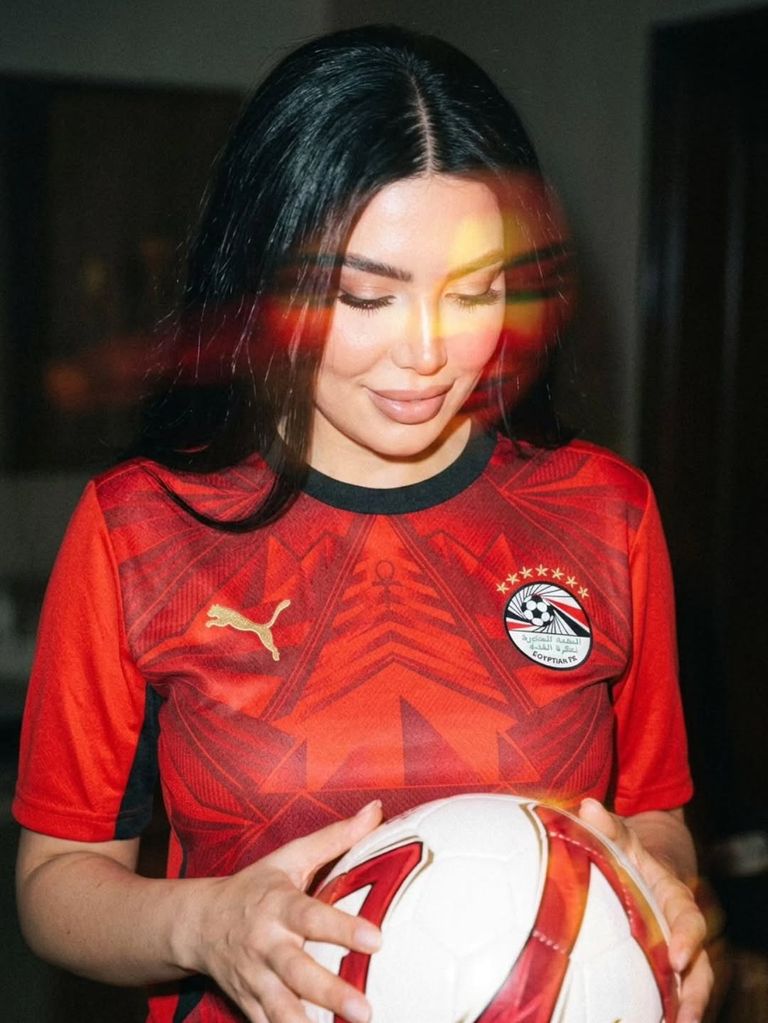 المنتخبات العربية تفرض حضورها في إطلالات النجمات خلال مونديال 2026 (صور) - صورة 4