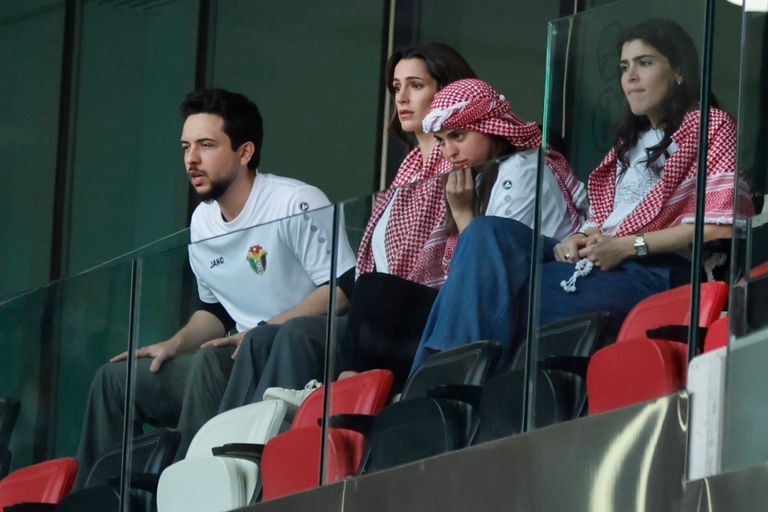 لدعم المنتخب الأردني.. الأمير الحسين والأميرة رجوة بمدرجات مونديال 2026 - صورة 1