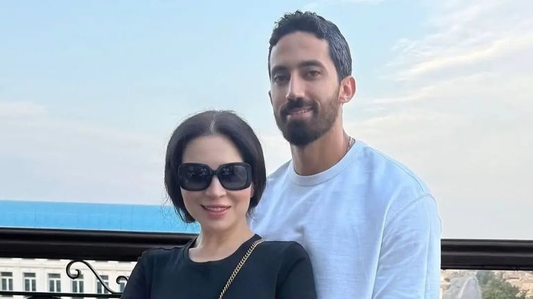 من أمام حمام السباحة.. مي عز الدين وأحمد تيمور يخطفان الأنظار بلقطات رومانسية - صورة 1