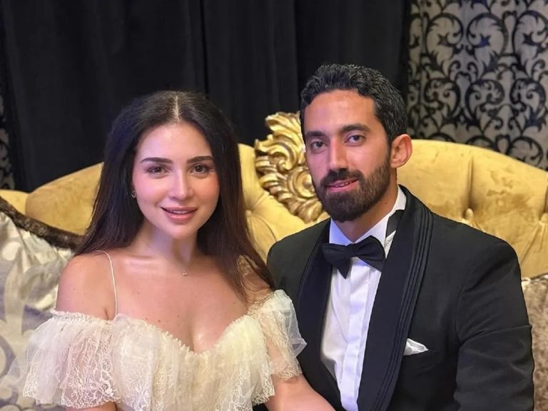 من أمام حمام السباحة.. مي عز الدين وأحمد تيمور يخطفان الأنظار بلقطات رومانسية - صورة 2