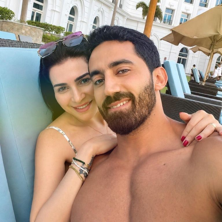 من أمام حمام السباحة.. مي عز الدين وأحمد تيمور يخطفان الأنظار بلقطات رومانسية - صورة 3