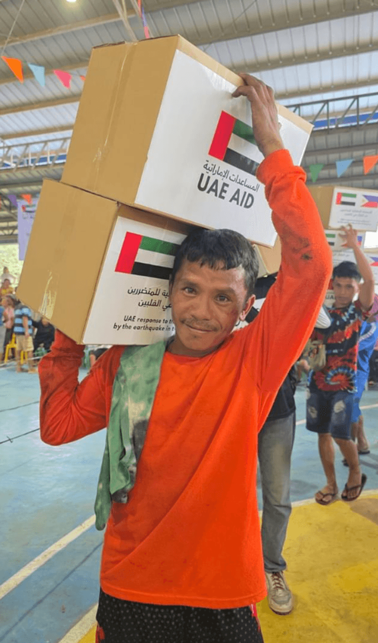 2925 طردا غذائيا و1000 غالون مياه من الإمارات لمنكوبي زلزال الفلبين - صورة 2