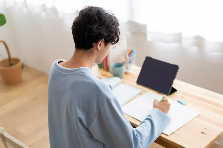 كيف تتعامل الأم مع بكاء وانهيار ابنها بعد الخروج من امتحان الثانوية العامة الصعب؟ - صورة 1