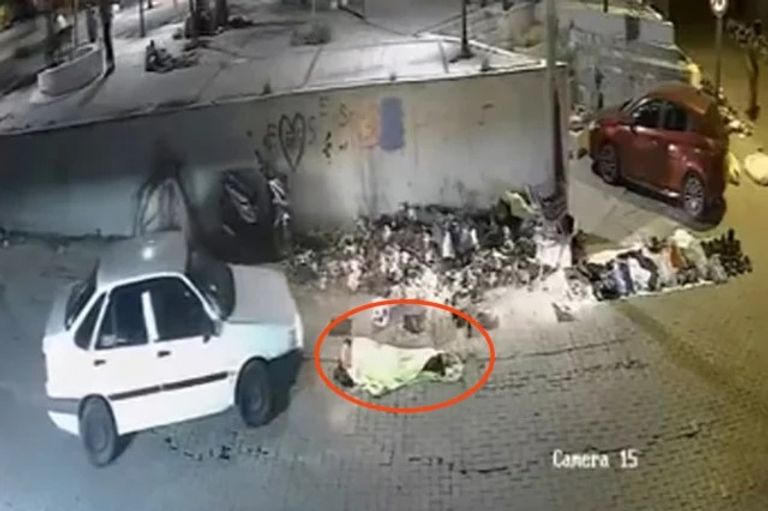 لحظات مرعبة في تركيا.. سيارة تدهس مشردا نائما ويخرج حيا - صورة 1