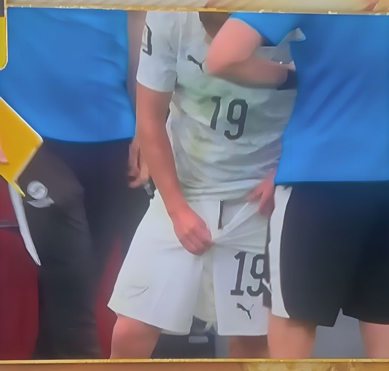 حادثة طريفة في المونديال.. شورت ممزق يغيّر مجرى المباراة - صورة 1
