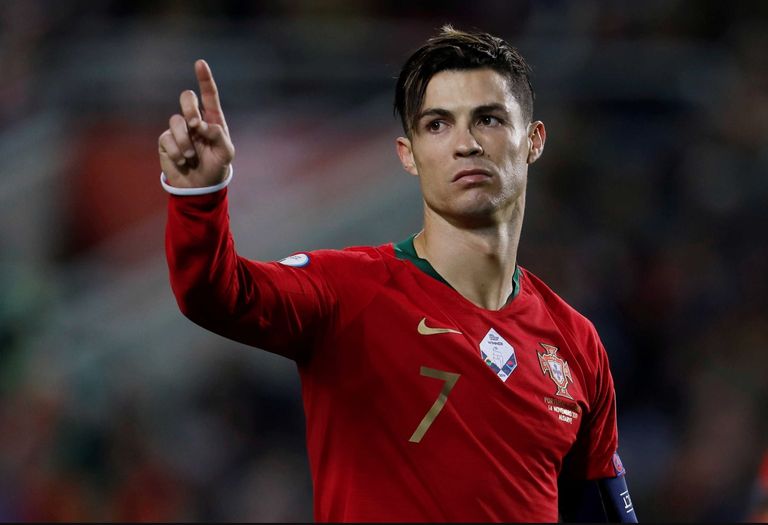 1. كريستيانو رونالدو (البرتغال) أغنى 10 لاعبين في العالم 2026.. رونالدو يكسر حاجز المليار وصلاح في القائمة - صورة 1