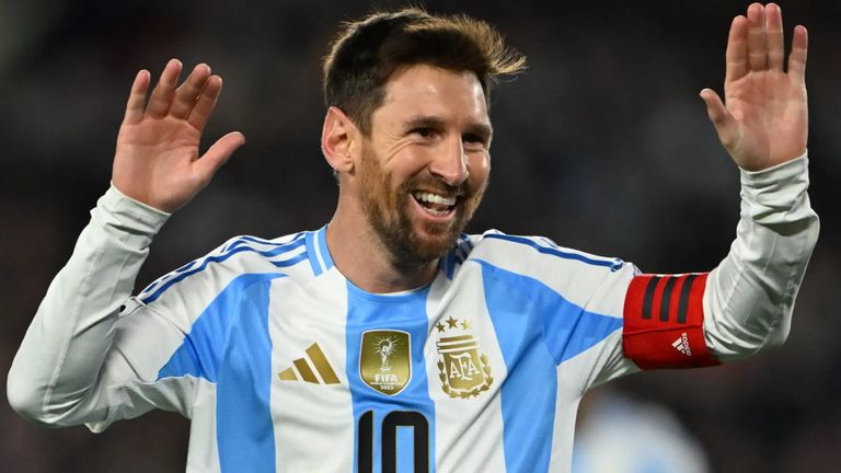 ليونيل ميسي (الأرجنتين) أغنى 10 لاعبين في العالم 2026.. رونالدو يكسر حاجز المليار وصلاح في القائمة - صورة 2