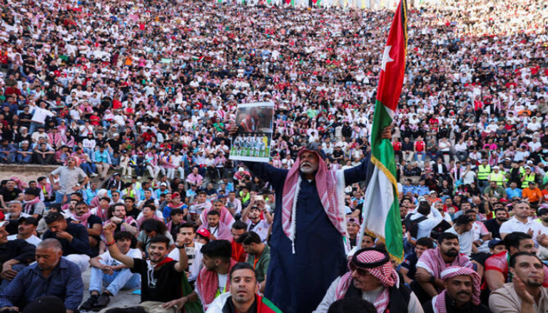 مصرع شاب وإصابة 8.. تطورات حادث المدرج الروماني في عمان بالأردن - صورة 2