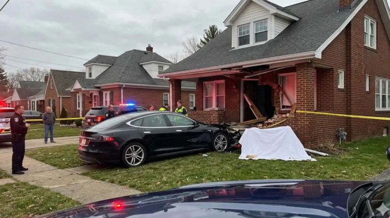 أمريكا.. سيارة ذاتية القيادة تقتحم منزلاً وتقتل سيدة مسنة - صورة 1