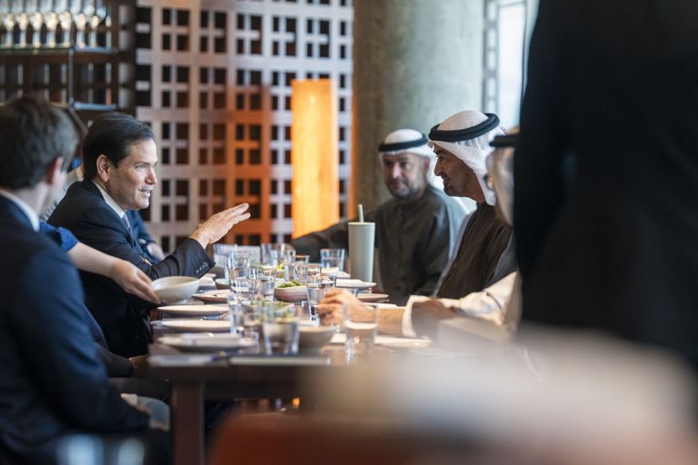 رئيس الإمارات يبحث مع وزير خارجية أمريكا ترسيخ أسباب الأمن والاستقرار بالمنطقة - صورة 3