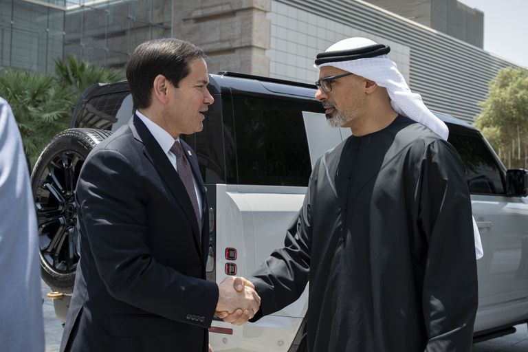 رئيس الإمارات يبحث مع وزير خارجية أمريكا ترسيخ أسباب الأمن والاستقرار بالمنطقة - صورة 4