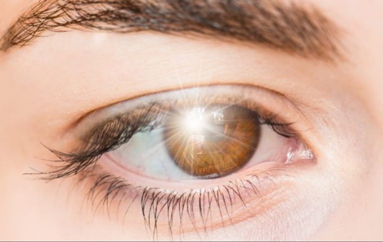 ومضات وبقع أمام العين قد تكون جرس إنذار.. خبراء يحذرون من تجاهلها - صورة 2