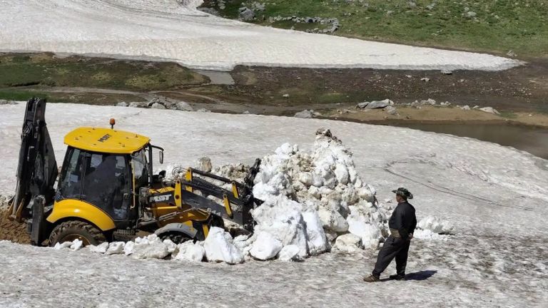 ثلوج في يونيو.. تباين مناخي نادر على الحدود التركية - صورة 1