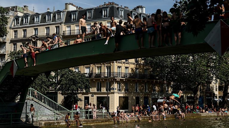 شراء نسمة هواء.. فرنسيون يضحون بميزانية العطلات لـ&laquo;النوم في فندق&raquo; - صورة 3
