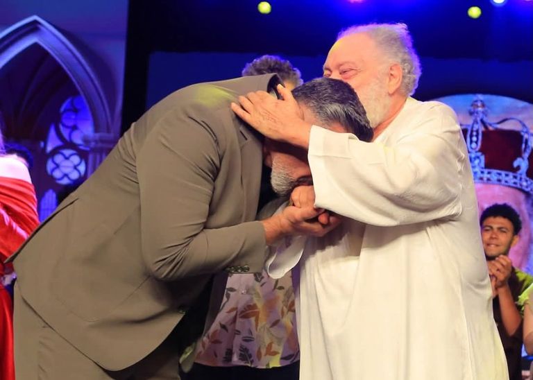 ياسر جلال يقبّل يد يحيى الفخراني بعد &laquo;الملك لير&raquo; - صورة 1