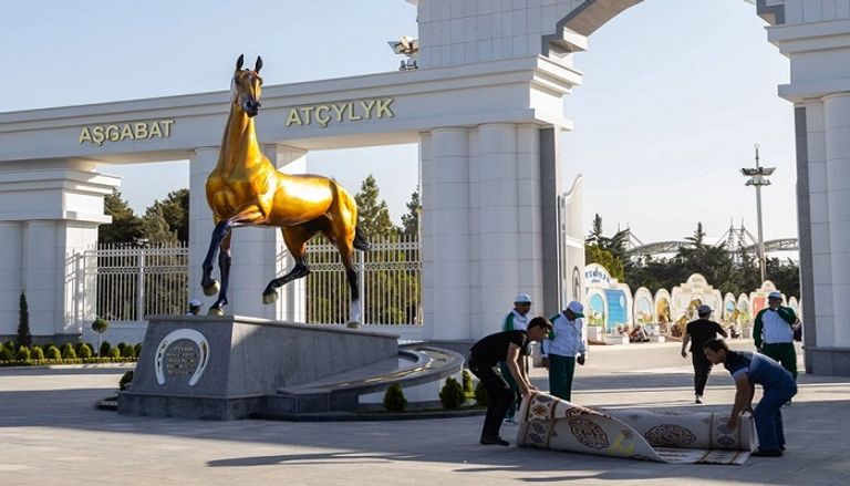 &laquo;الدولة الأكثر انغلاقا تطرق باب ترامب&raquo;.. كواليس رحلة سرية لحاكم تركمانستان - صورة 1