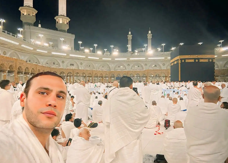 بعد عرض &laquo;صقر وكناريا&raquo;.. محمد إمام يؤدي مناسك العمرة - صورة 1