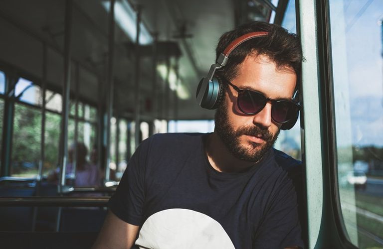 فرضية &laquo;تامر عاشور&raquo;.. العلم يثبت أن الأغاني التي نستمع إليها أصبحت أكثر كآبة - صورة 2
