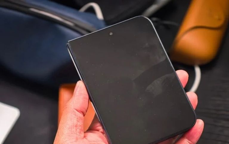 iPhone 18 Fold.. نموذج أوّلي يكشف عن أسرار أول هاتف قابل للطي من أبل (صور) - صورة 6