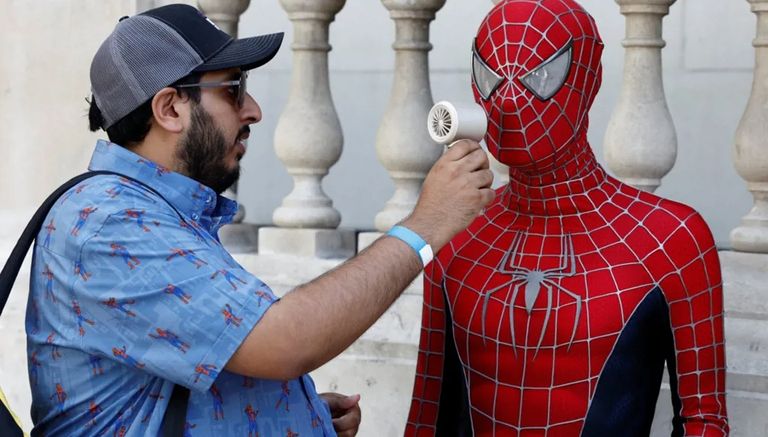 أوروبا &laquo;تذوب&raquo;.. إشارات مرور تنصهر وأسفلت يتشقق بفعل الحرارة القياسية - صورة 6