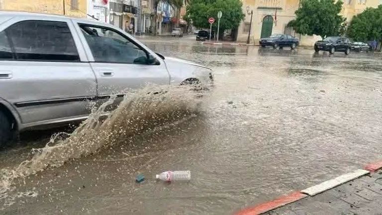 اضطرابات مناخية حادة في تونس.. حرارة وأمطار غزيرة وتحذيرات من تساقط البرد - صورة 1