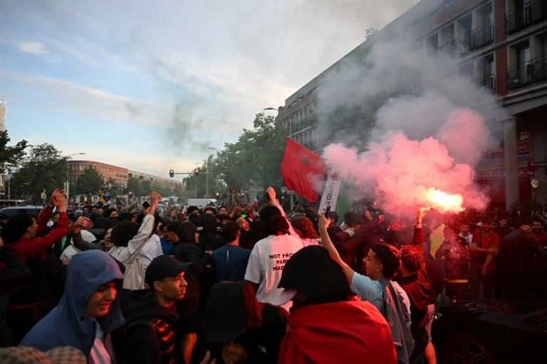 ألعاب نارية وخراطيم مياه.. الشرطة الهولندية توقف احتفالات المغرب - صورة 1