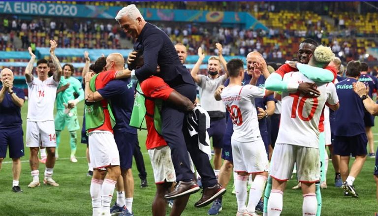 بسبب 17 لاعبا.. مدرب منتخب الجزائر يزرع القلق في سويسرا - صورة 1