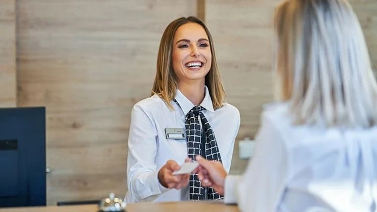 لماذا قد ترفض الفنادق طلبات الوصول المبكر والمغادرة المتأخرة؟ كيف تحصل على تسجيل الوصول المبكر والمغادرة المتأخرة في الفندق؟ - صورة 1