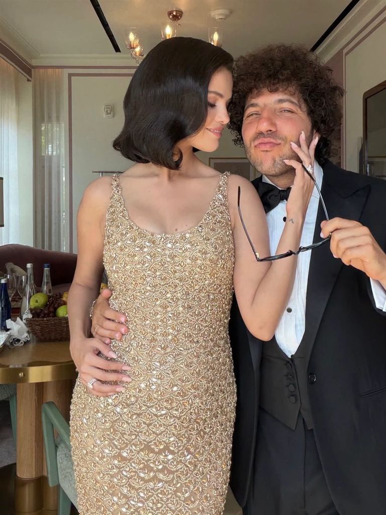 سيلينا جوميز تتألق بإطلالتين فاخرتين في زفاف تايلور سويفت - صورة 2