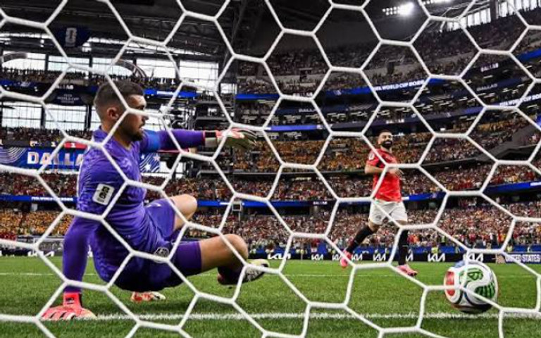 محمد صلاح هزم الحارس قبل تسديد الكرة.. هكذا يفسر العلم &laquo;بانينكا&raquo; - صورة 1