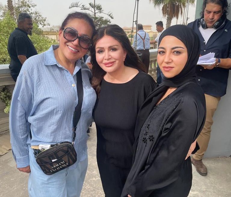 إلهام شاهين تحتفل بانتهاء تصوير &laquo;الحافي&raquo;.. وتنشر صورًا من الكواليس - صورة 3
