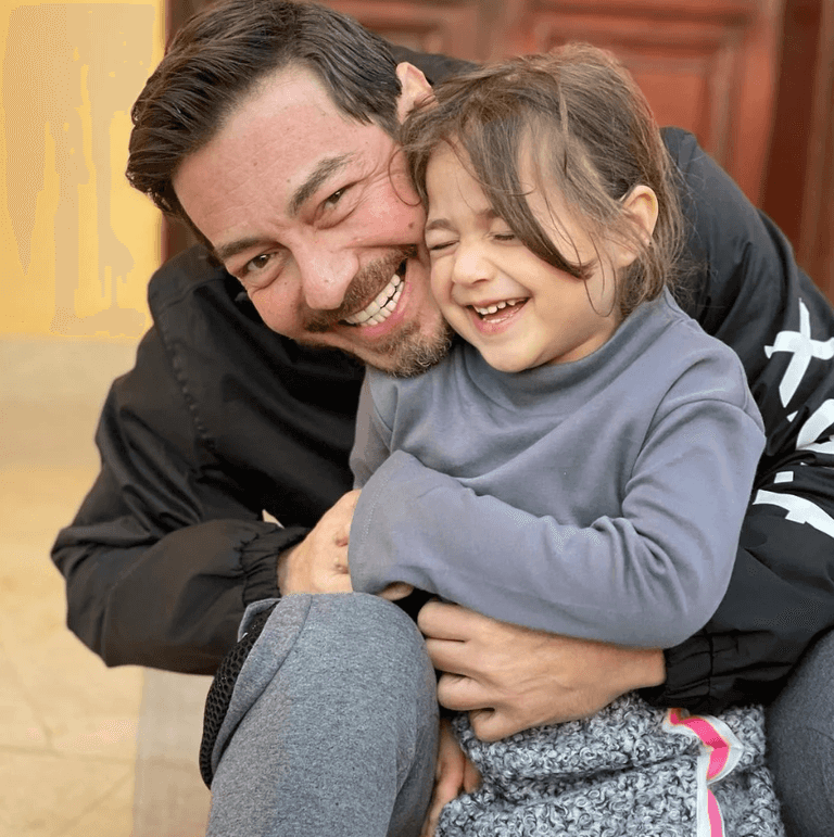 &laquo;أنا السبب&raquo;.. أحمد زاهر يكشف معاناة ابنته مع المرض - صورة 1