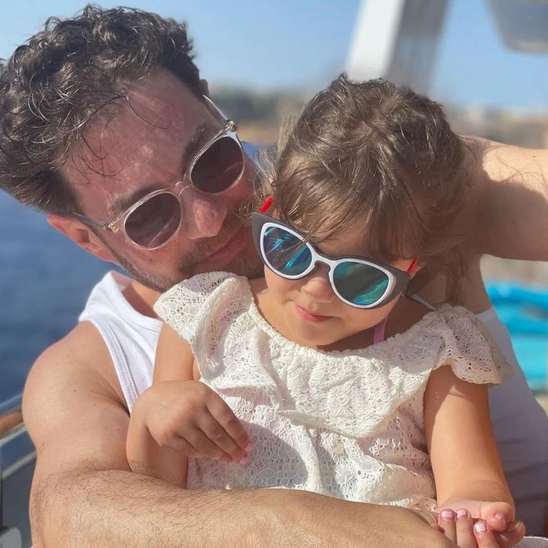 &laquo;أنا السبب&raquo;.. أحمد زاهر يكشف معاناة ابنته مع المرض - صورة 2