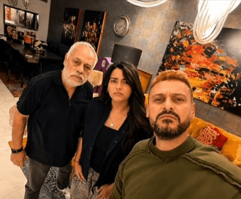 بعد اتهامه بالتحرش في &laquo;رامز ليفل الوحش&raquo;.. أشرف زكي ينهي أزمة رامز وأسماء جلال - صورة 1