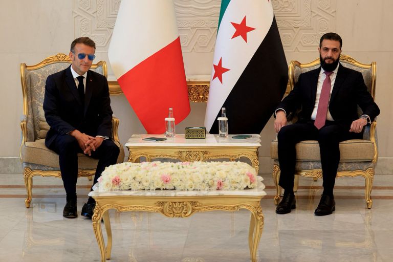 لغز نظارة ماكرون ينتقل معه إلى سوريا - صورة 2