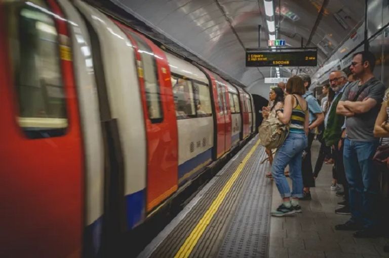 موجة الحر تكشف الأزمة.. مترو لندن بلا قطارات مكيّفة منذ عقد - صورة 4