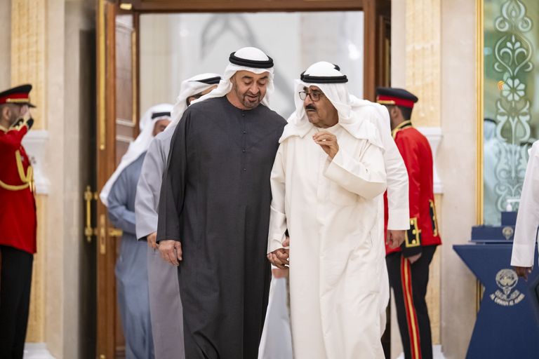 رئيس الإمارات وأمير الكويت يؤكدان أهمية ترسيخ أسباب الاستقرار والسلام بالمنطقة - صورة 1