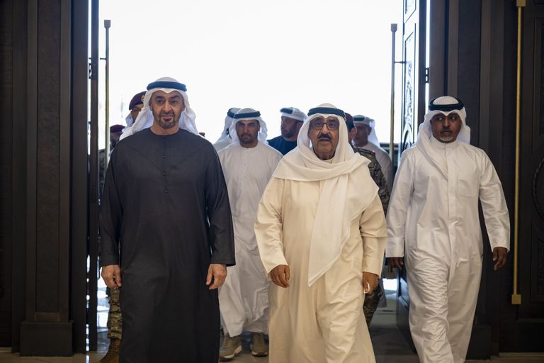 رئيس الإمارات وأمير الكويت يؤكدان أهمية ترسيخ أسباب الاستقرار والسلام بالمنطقة - صورة 2