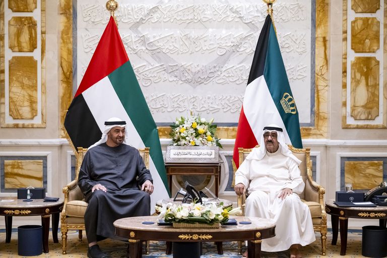 رئيس الإمارات وأمير الكويت يؤكدان أهمية ترسيخ أسباب الاستقرار والسلام بالمنطقة - صورة 3