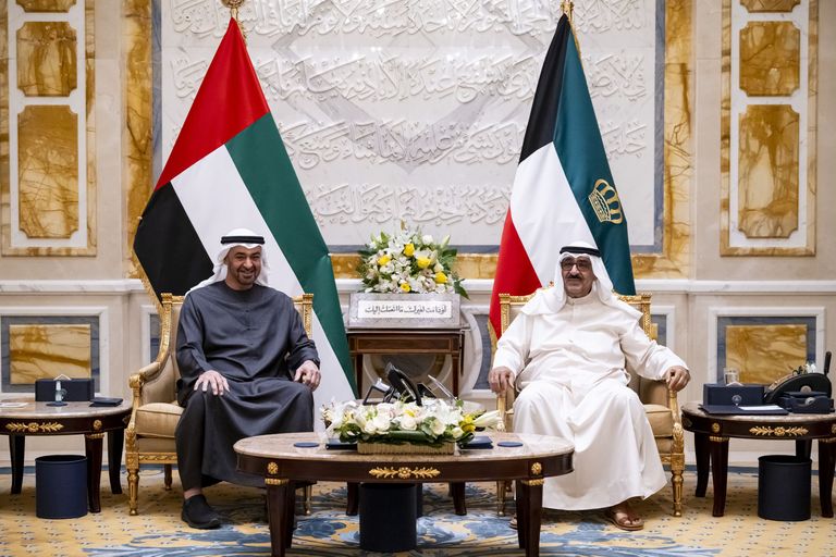 رئيس الإمارات وأمير الكويت يؤكدان أهمية ترسيخ أسباب الاستقرار والسلام بالمنطقة - صورة 4