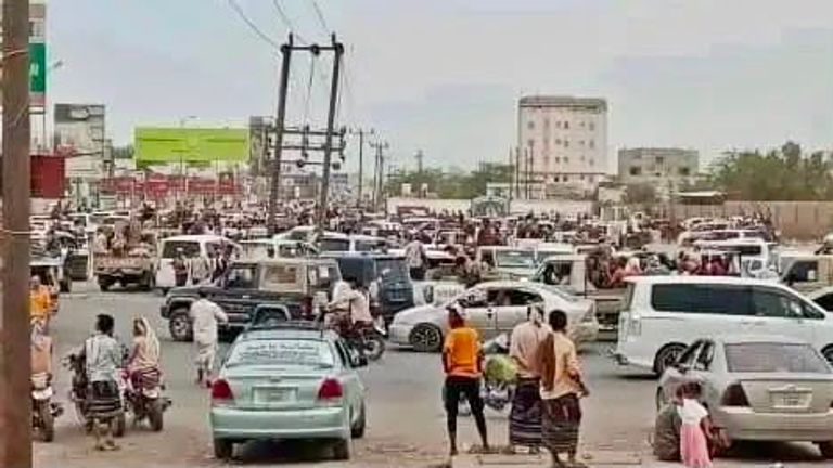 صفقة الأسرى تشعل الشارع اليمني.. احتجاجات ترفع البطاقة الحمراء للحوثي (خاص) - صورة 1