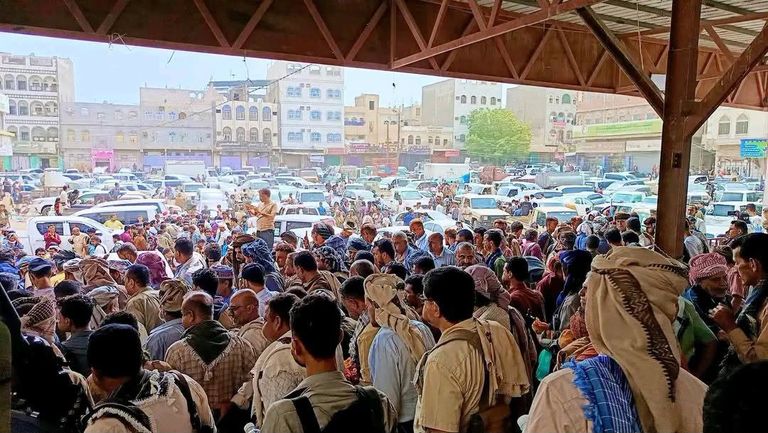 صفقة الأسرى تشعل الشارع اليمني.. احتجاجات ترفع البطاقة الحمراء للحوثي (خاص) - صورة 2
