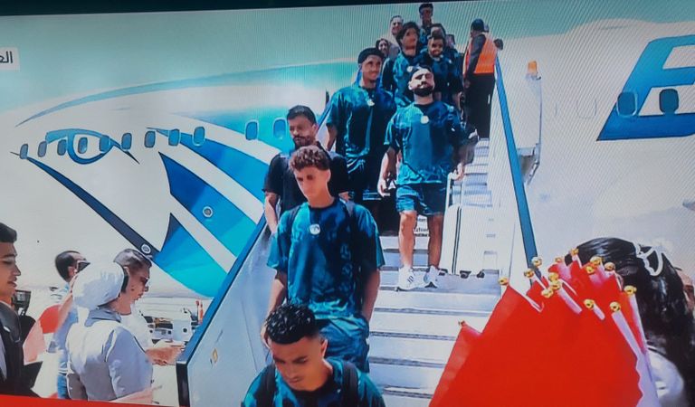 وصول بعثة منتخب مصر إلى مطار العلمين وسط استقبال رسمي واحتفالي - صورة 2